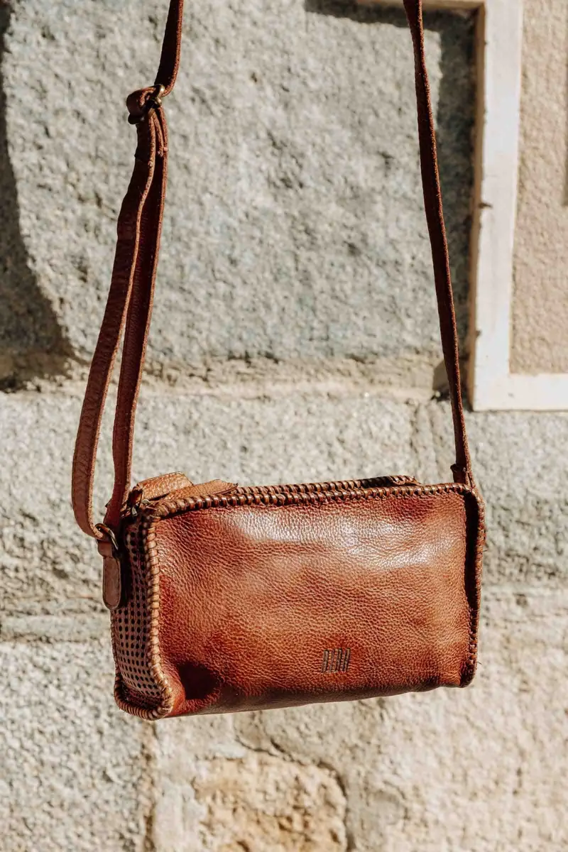 Abbot – Sac bandoulière femme en cuir lavé et perforé – BIBA