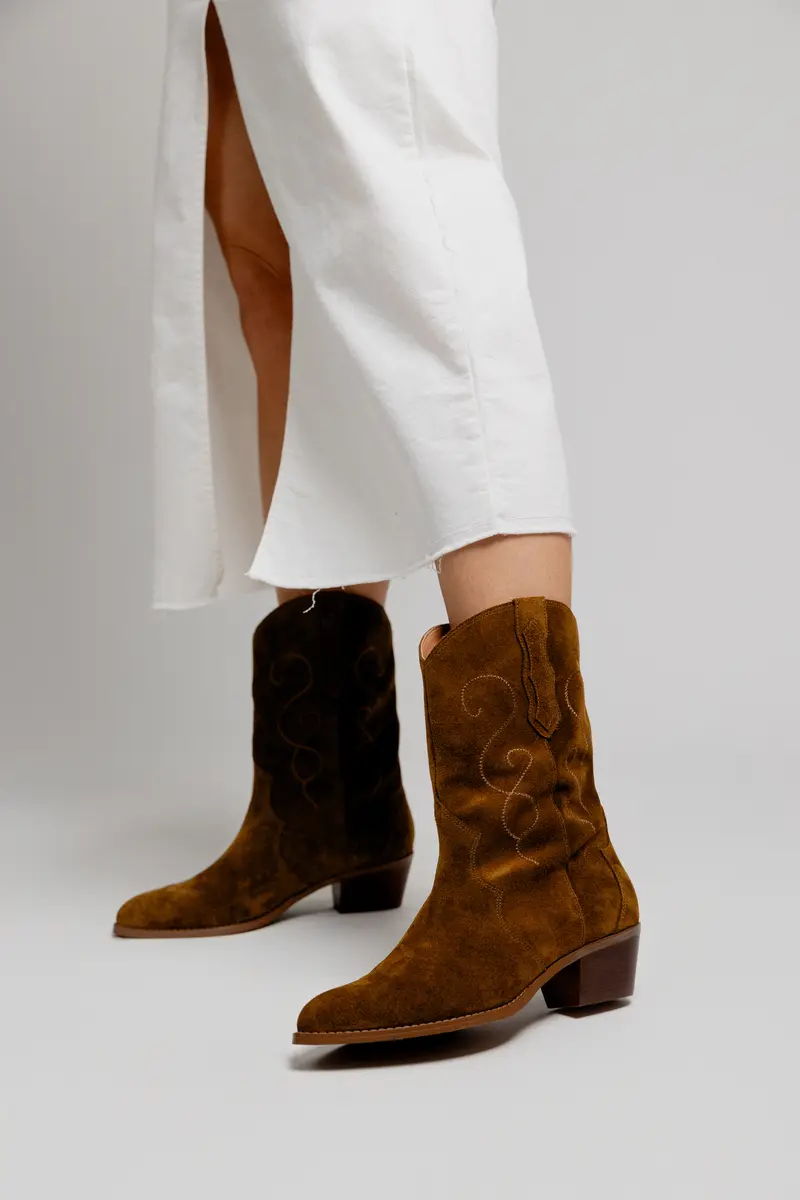 AJISAI - Bottines Santiags en Cuir Camel