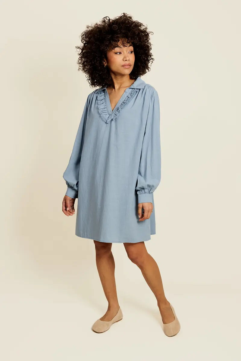 ALIZÉE - Robe courte bleue unie à volants