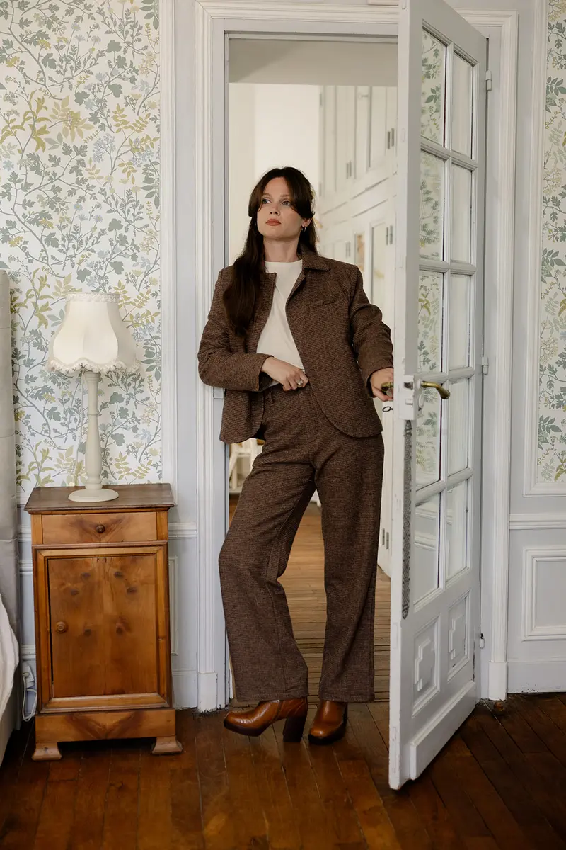 AMORIAH - Pantalon Coupe Large en Chevron Marron à Pinces