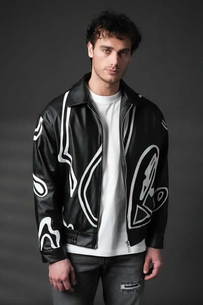 Blouson homme simili cuir noir oversize à appliqués abstraits noir et blanc, col chemise zippé