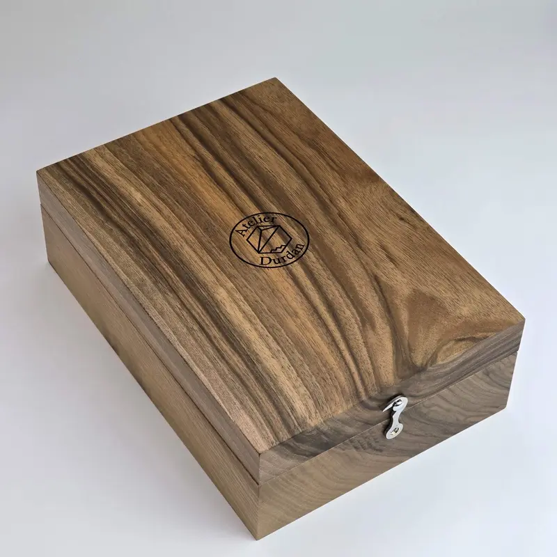 Boîte en noyer massif personnalisable