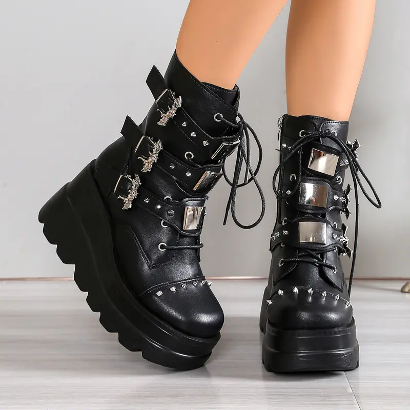 Bottines femme noires à plateforme, clous et boucles style punk