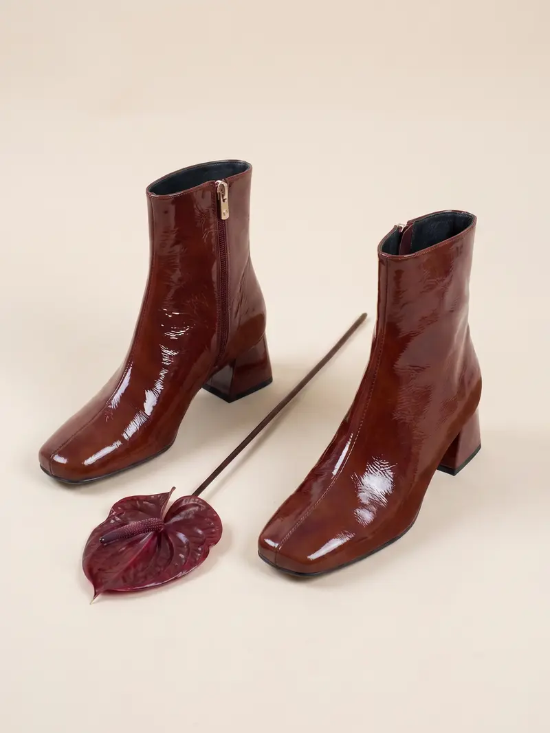 Bottines moyen talon carré vernis brique