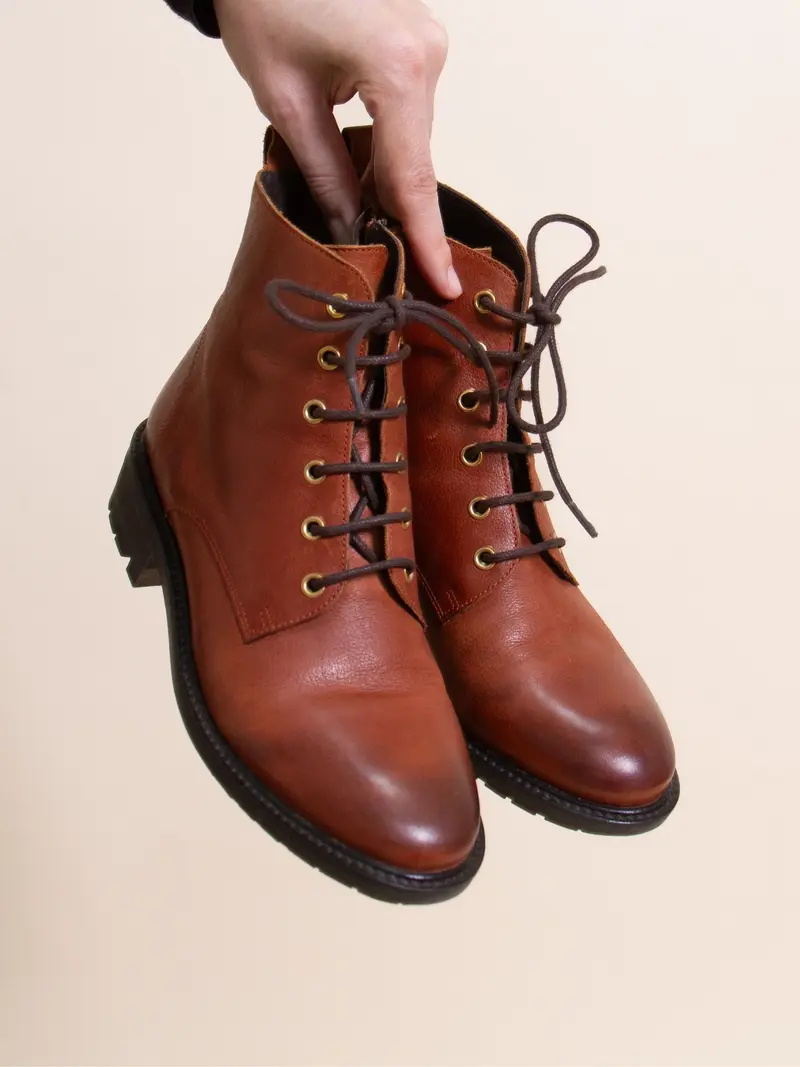 Bottines plates à lacet cuir cognac
