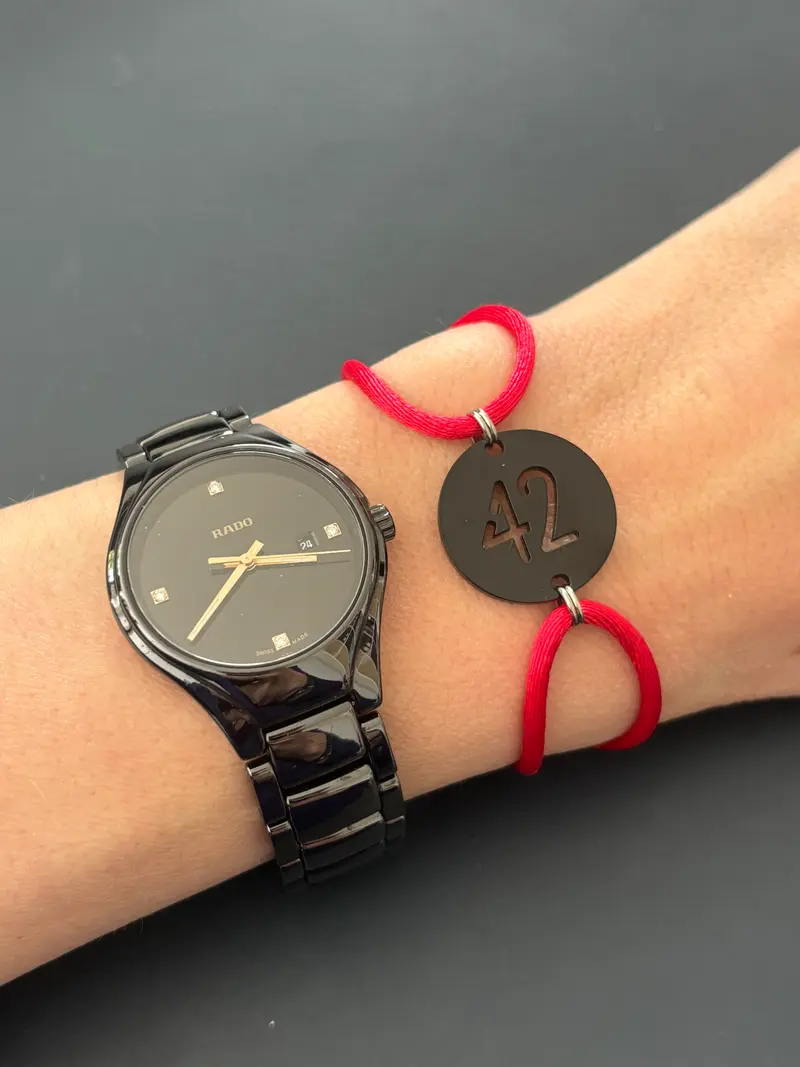 Bracelet 42 médaille noire framboise