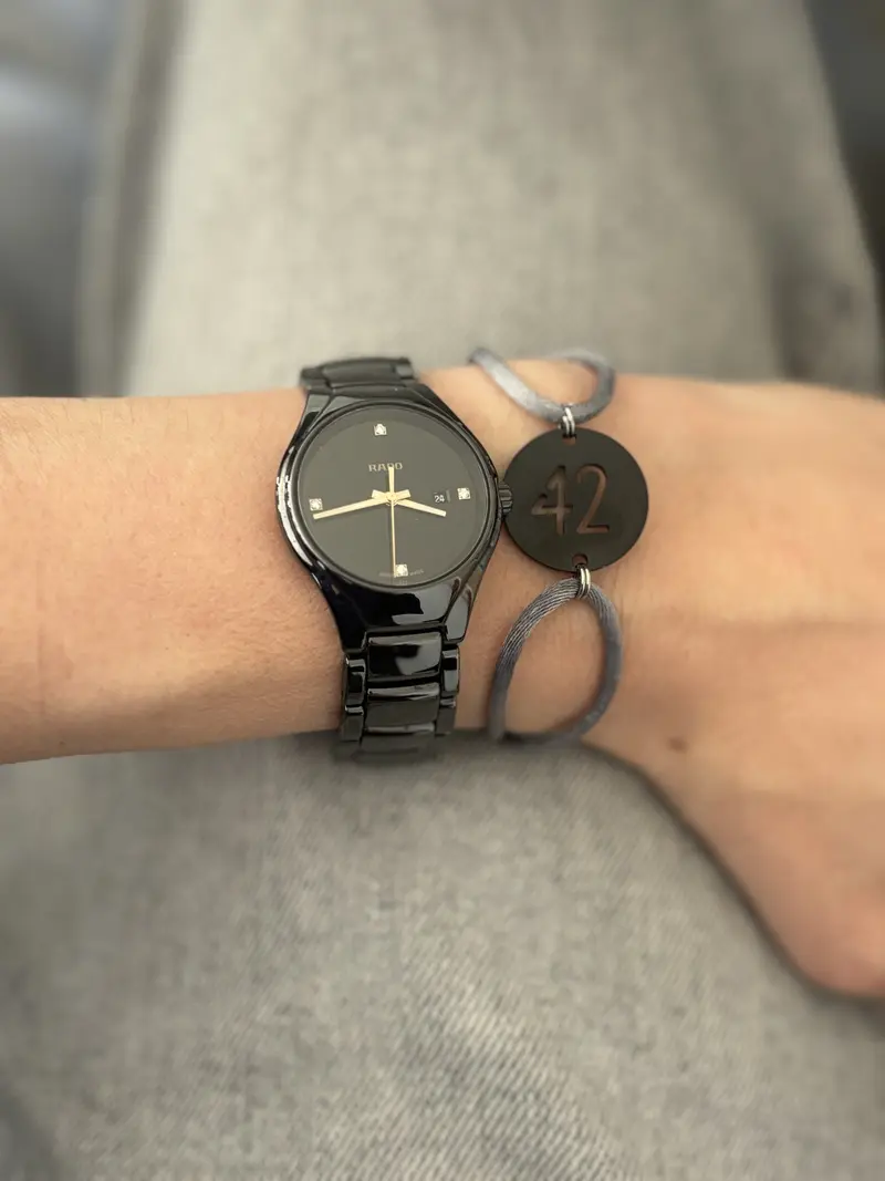 Bracelet 42 médaille noire gris