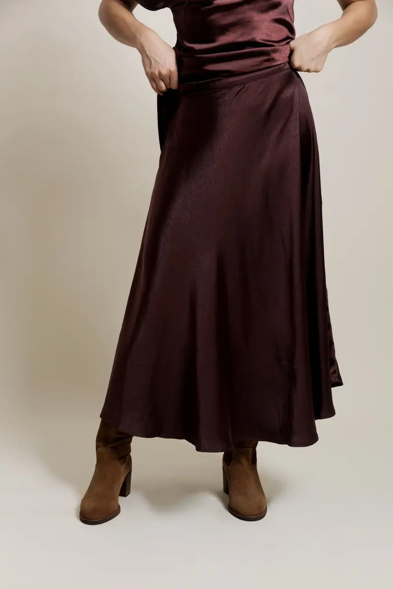 CALYNE - Jupe midi fluide en satin Marron