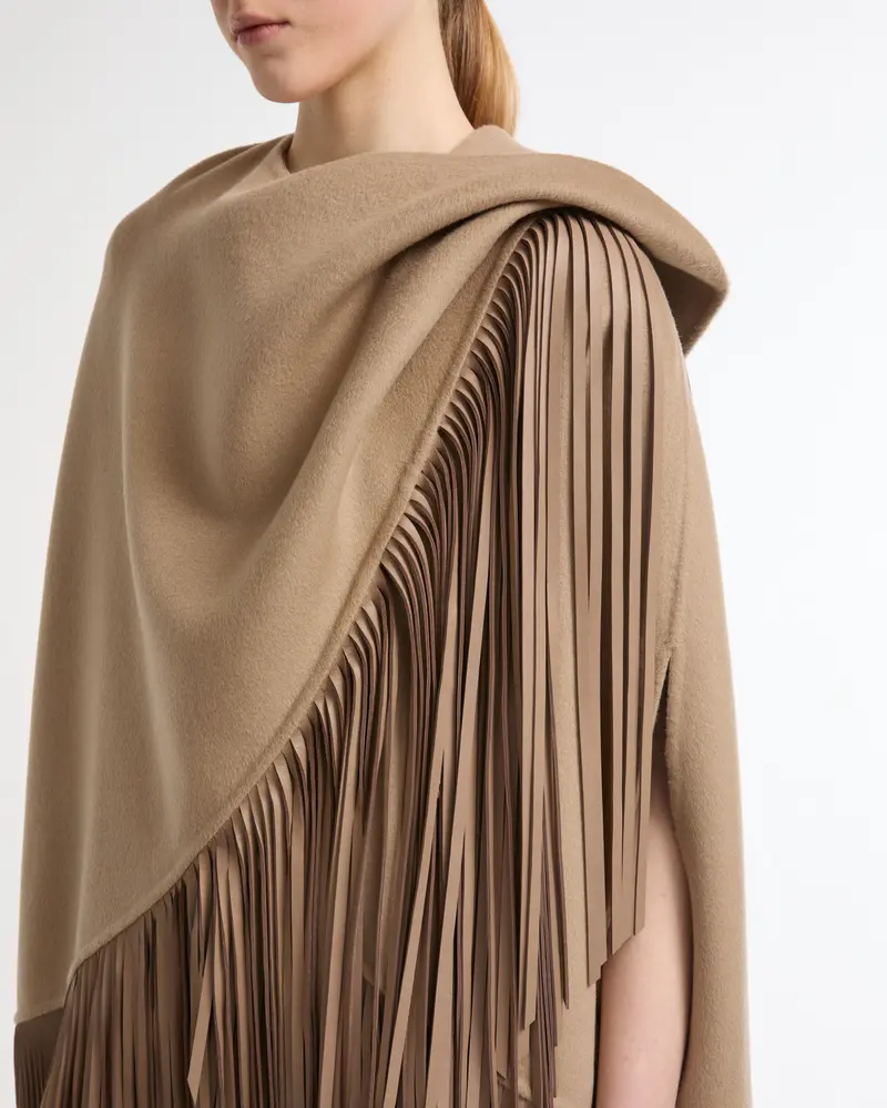 Cape courte asymétrique en lainage cachemire et franges en cuir