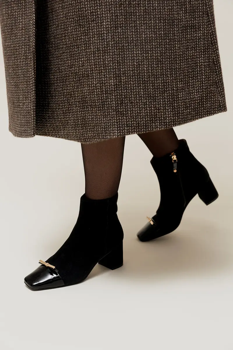 CECILIA - Bottines en Suède et Vernis Noir à Nœud Doré