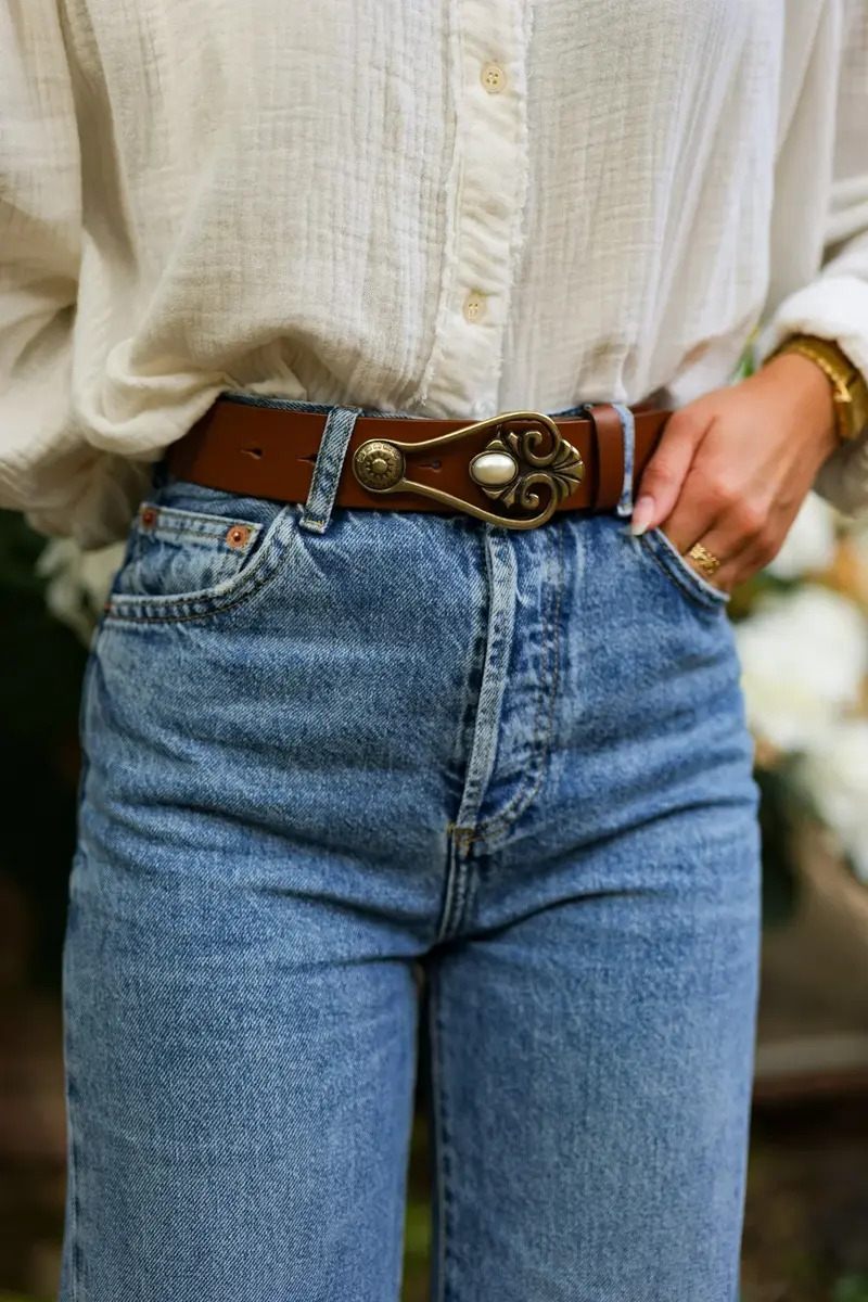 Ceinture en cuir et boucle ornée de motifs et perle
