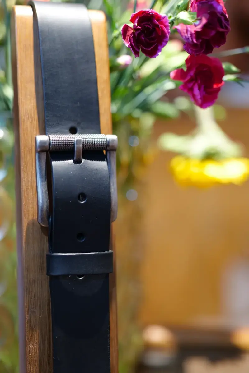 Ceinture homme en cuir noir avec Boucle rouleau en métal brossé - Artisanat français