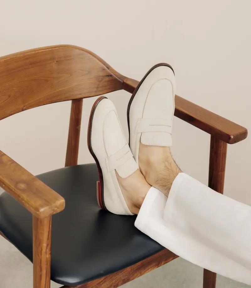Chaussures mocassin en cuir suédé écru
