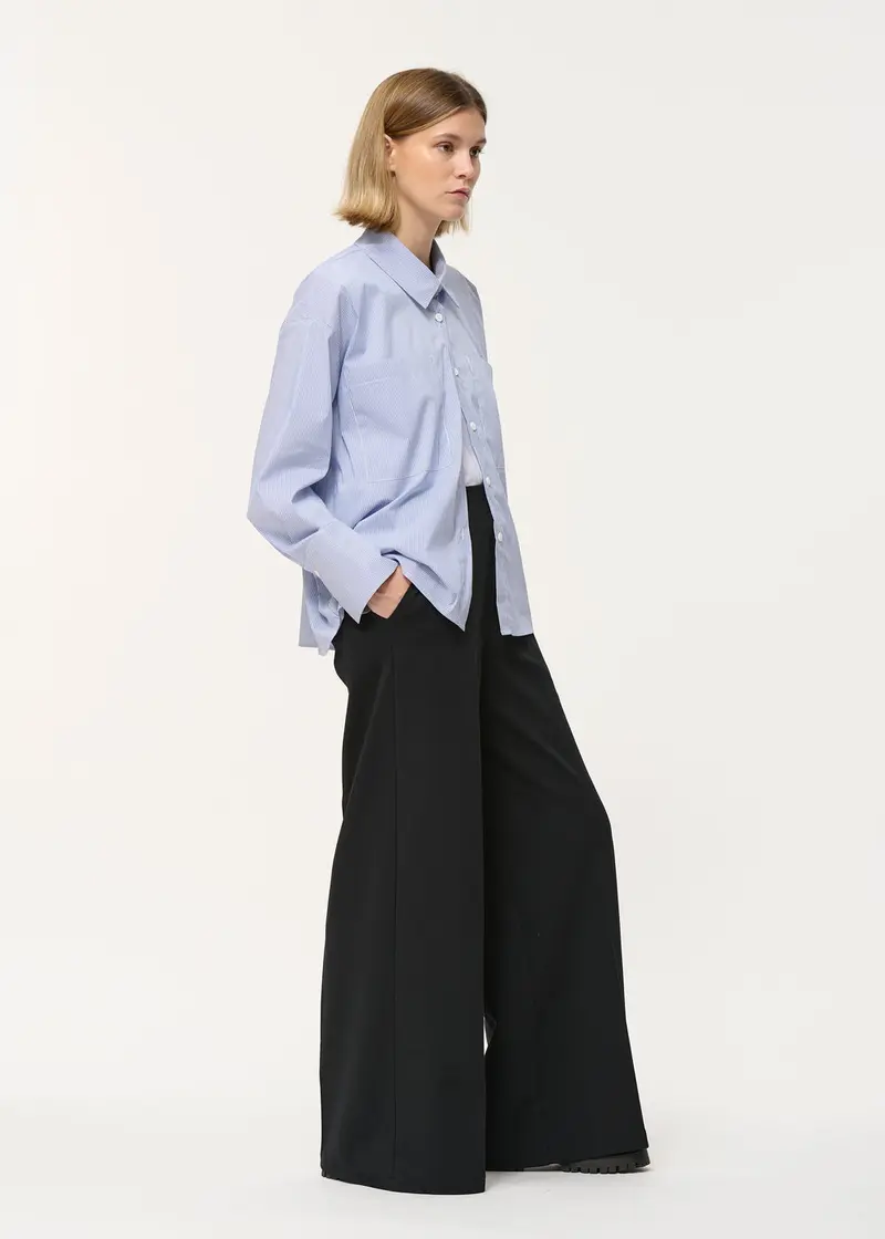 Chemise bleue à fines rayures en popeline