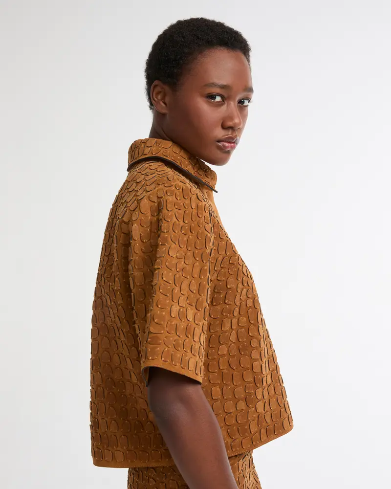 Chemise en veau velours brodée effet crocodile