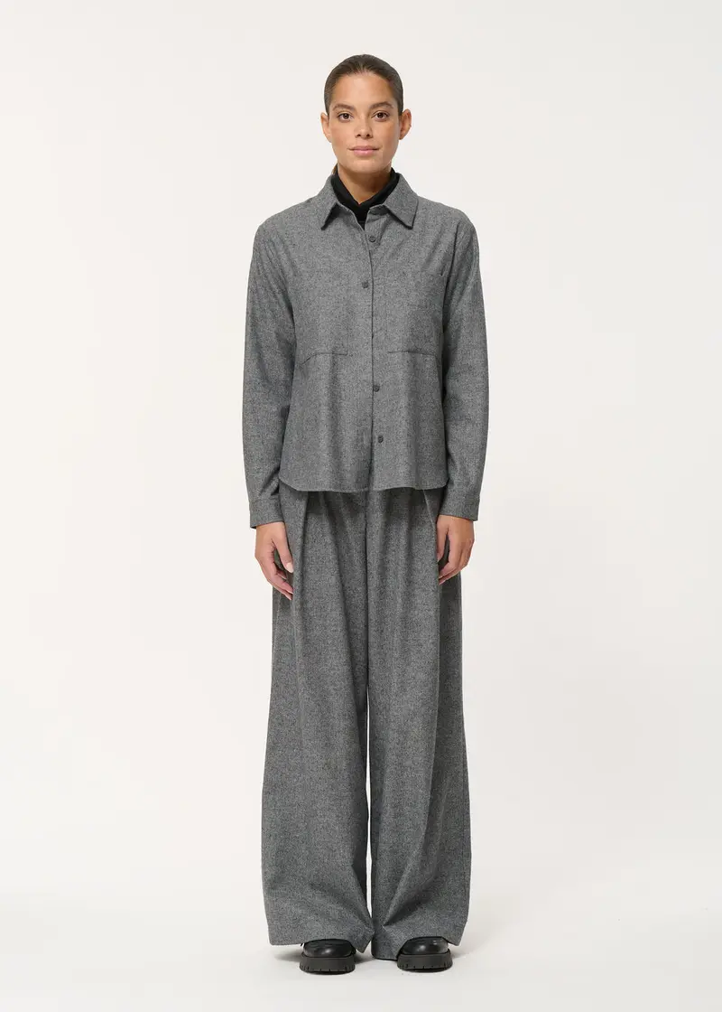 Chemise gris foncé en flanelle chinée manches longues