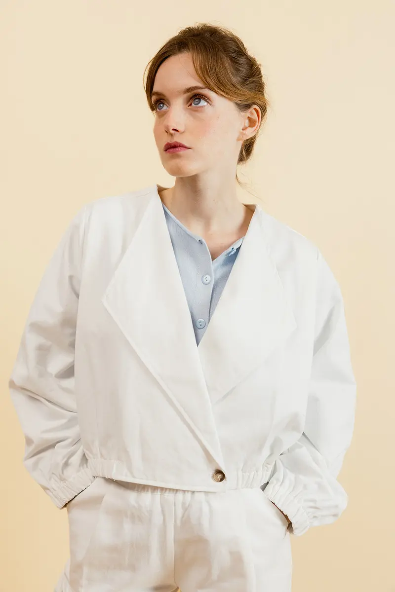CLÉO - Veste Courte Blanche à Col Ouvert