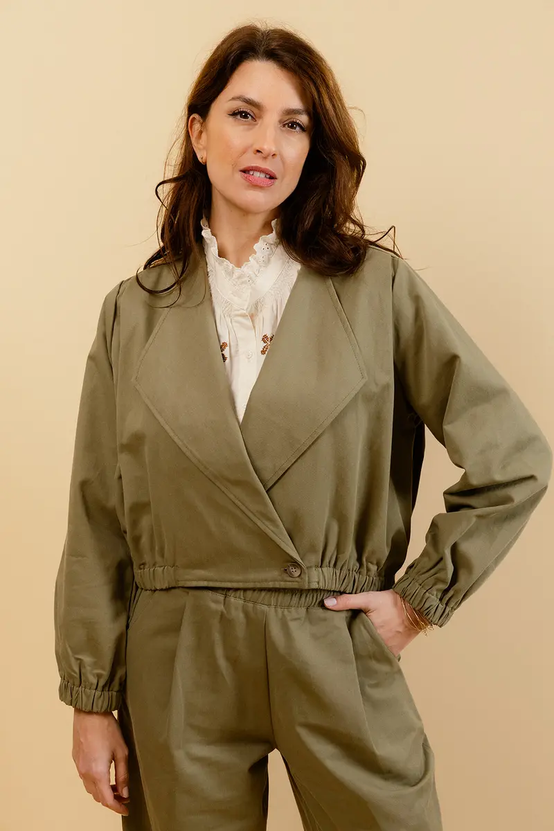 CLÉO - Veste Courte Kaki à Col Ouvert