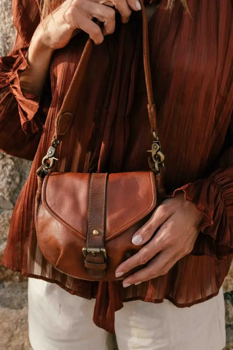 Clint CLT2L – Sac bandoulière compact femme en cuir lavé – BIBA