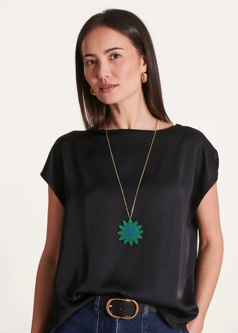 Collier pendentif fleur bleu et vert avec perles