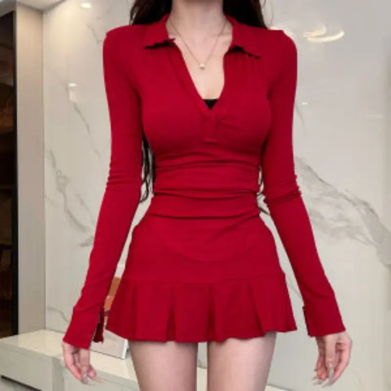 Ensemble femme haut à col V et jupe courte taille haute