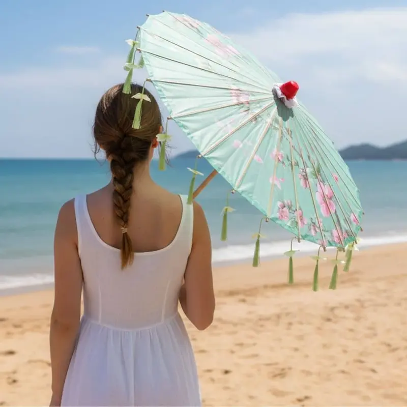 Femme Avec Ombrelle Vert | Fleurs De Cerisier & Finition Franges