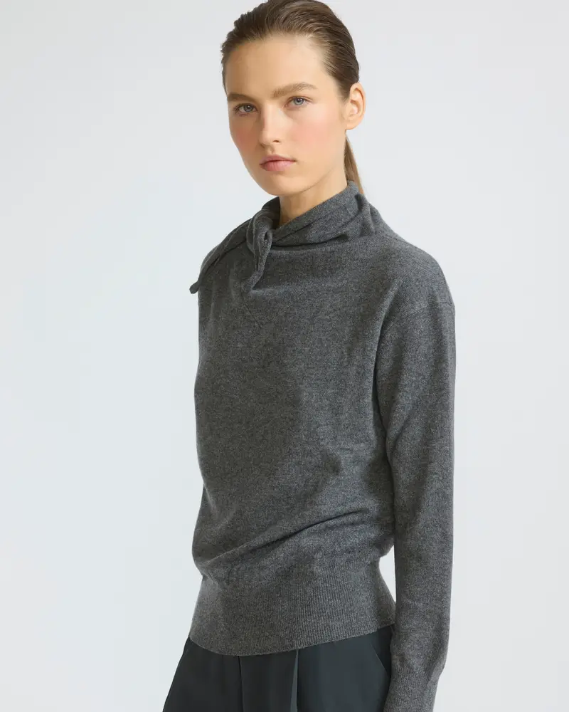 Fine 100% cashmere knit sweater with scarf collar