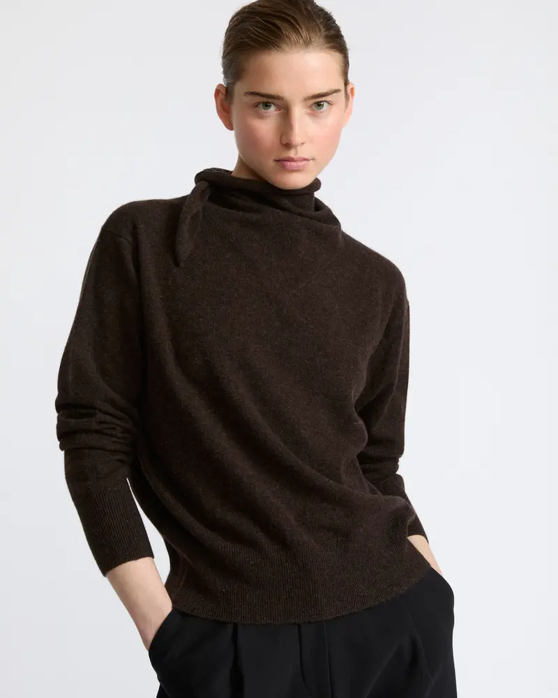 Fine 100% cashmere knit sweater with scarf collar