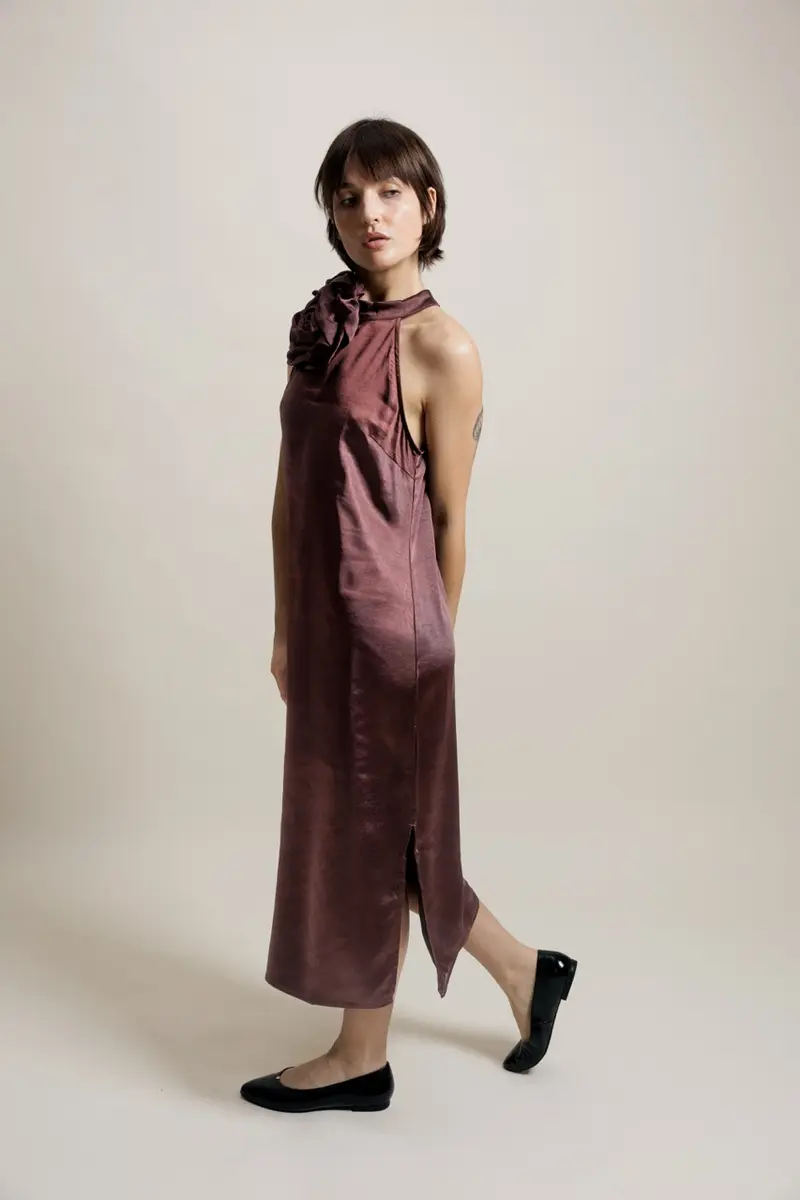 GÉLORIA - Robe satinée avec fleur amovible marron