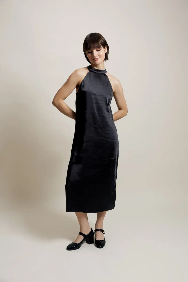 GÉLORIA - Robe satinée avec fleur amovible noir