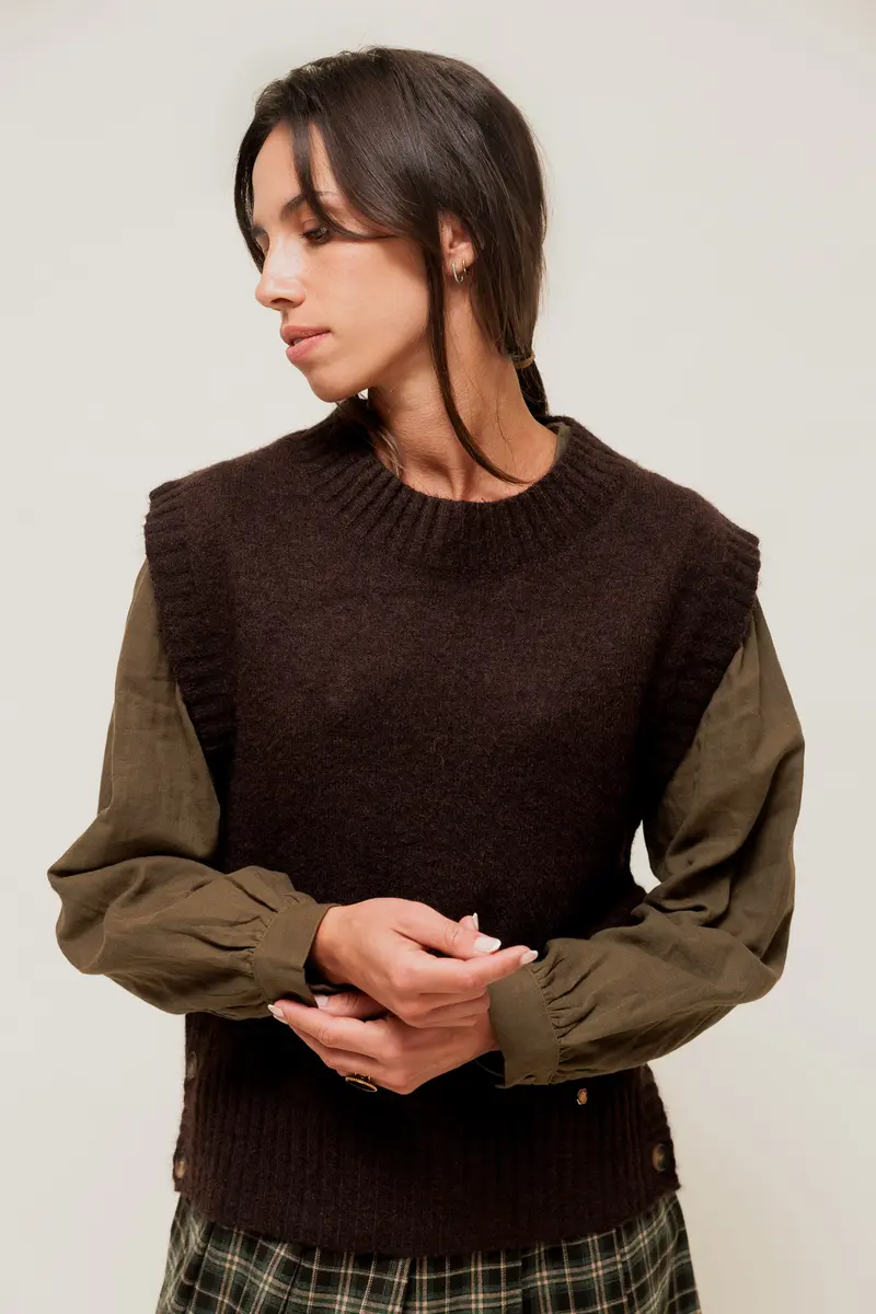 HELYNE - Pull Sans Manches à Boutons Latéraux Marron