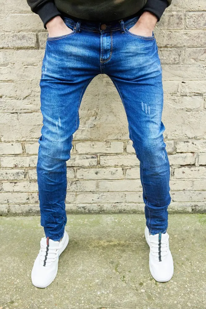 Jean bleu avec griffures homme