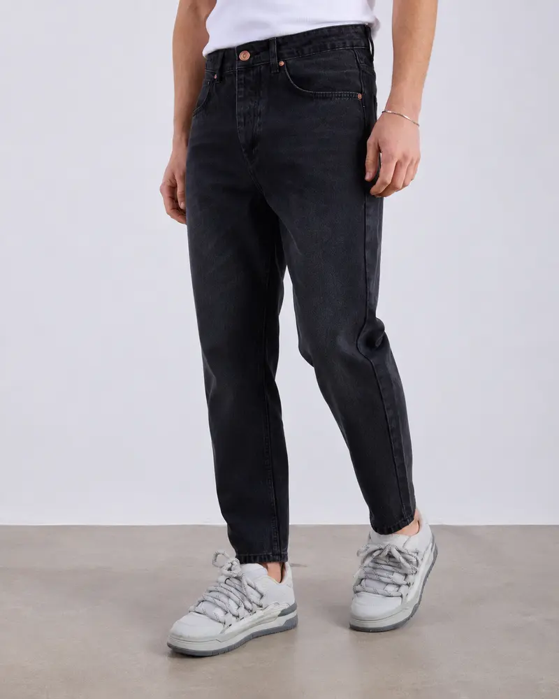 Jean homme noir coupe boyfriend délavée
