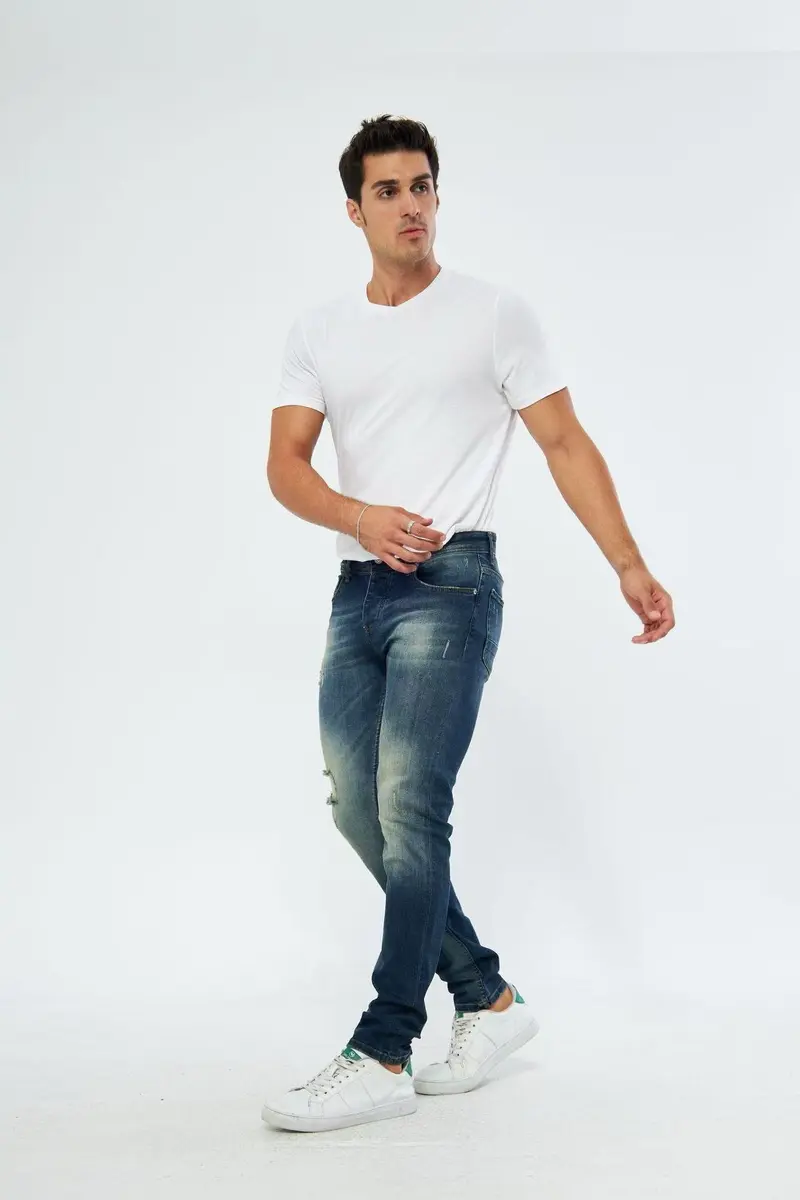 Jean slim fit bleu délavé avec détails usés pour homme