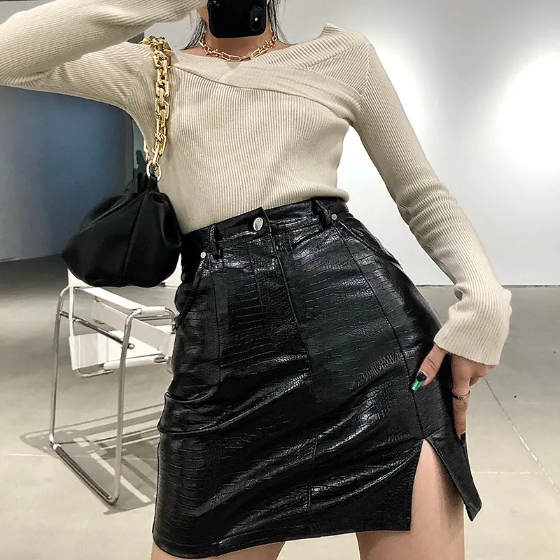 Jupe courte noire taille haute en simili cuir avec fente