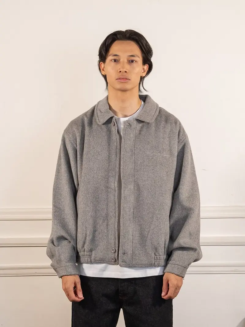 La veste en laine grise
