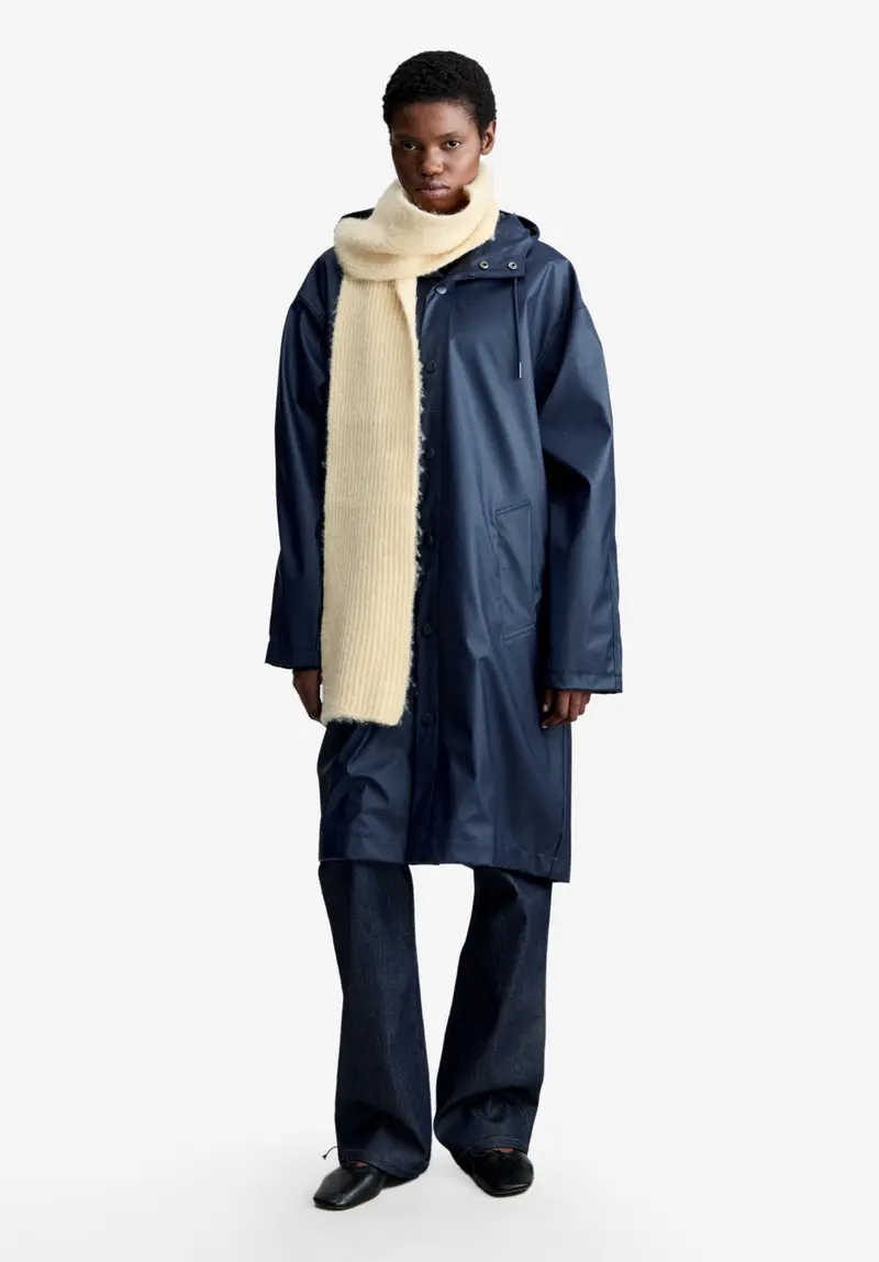 Langer und weiter marineblauer Parka