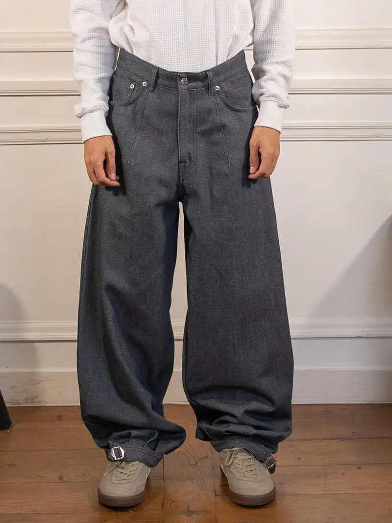 Le pantalon uniforme du postier