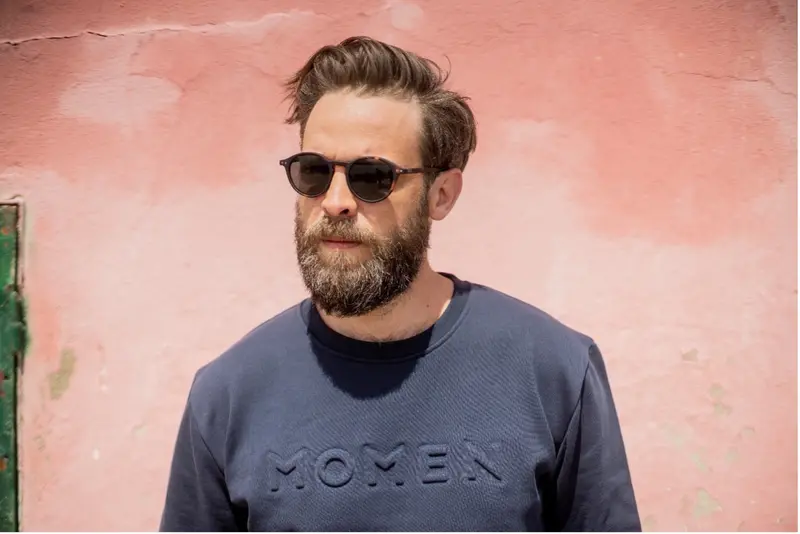 Le Sweat marine à broderie 3D MOMEN