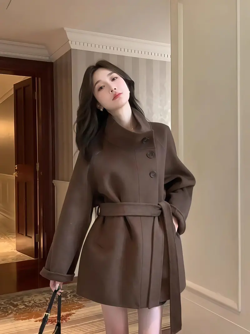Manteau court femme à col montant avec détail lacé