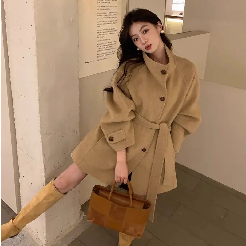 Manteau femme à col montant et ceinture à nouer