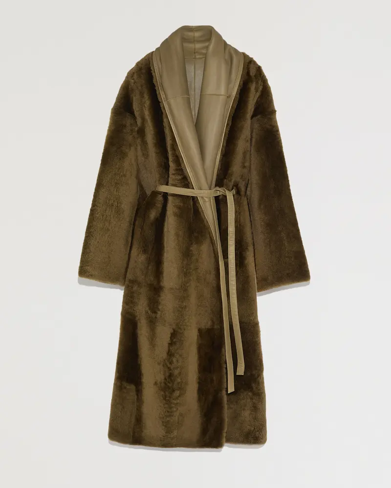 Manteau long ceinturé en peau lainée