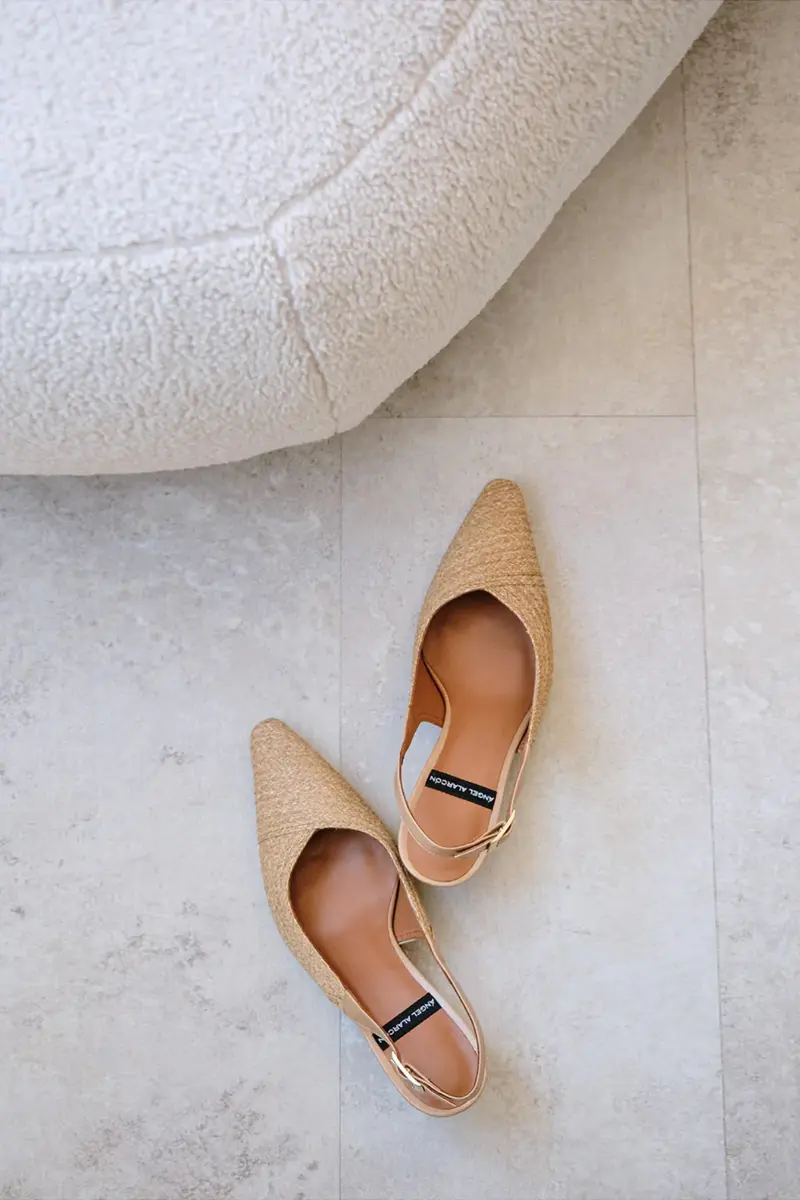 Olivia – Escarpins slingback femme en raphia tressé et cuir, bride dorée – Ángel Alarcón