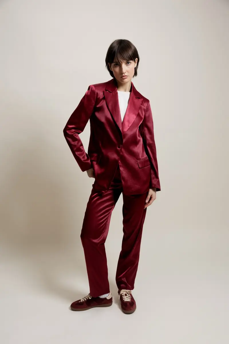ORNELLA - Pantalon effet satin coupe droite rouge