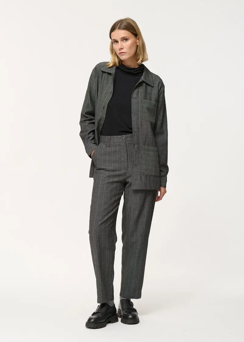 Pantalon carotte gris à fines rayures