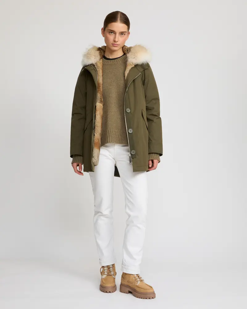 Parka courte tissu technique, fourrure de coyote et de lapin