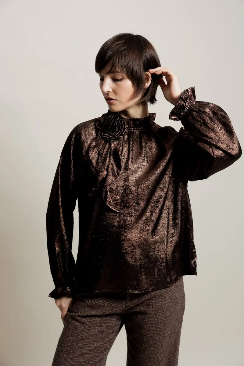 PÉLIANE - Blouse metallisée avec fleur amovible marron
