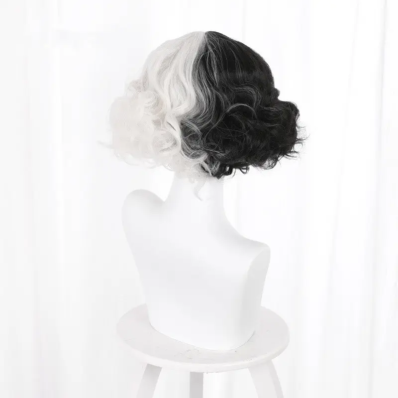 Perruque Courte Bouclée Sorcière Noir & Blanc – Frange Centrale Cosplay 38 cm