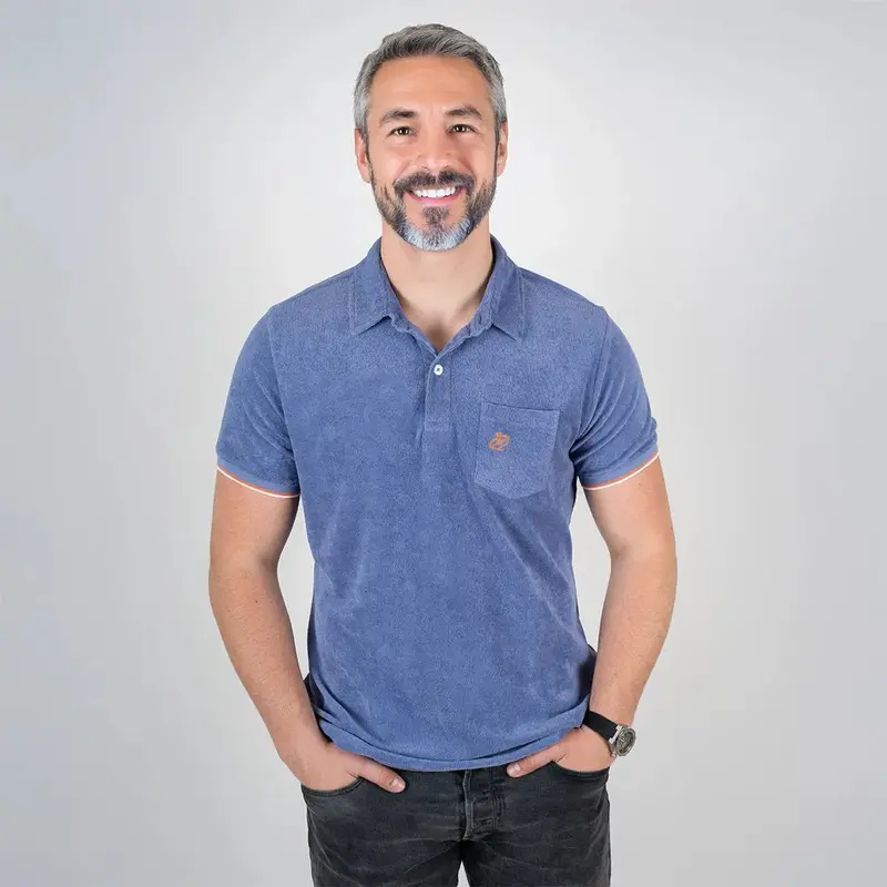 Polo bleu en tissu éponge