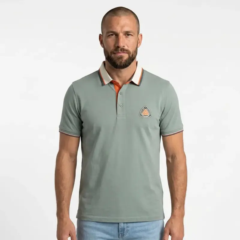 Polo vert écume toucher peau de pêche